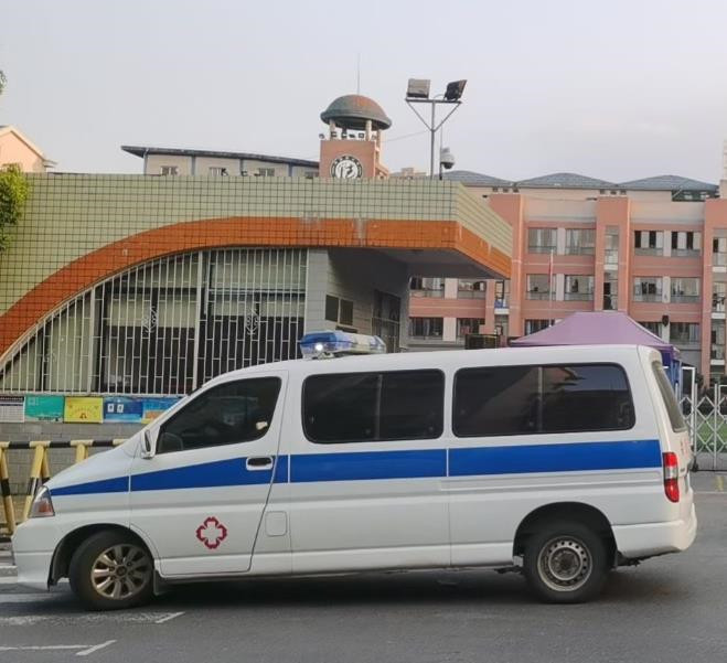 江边乡救护车出租护送骨折病人一公里多少钱